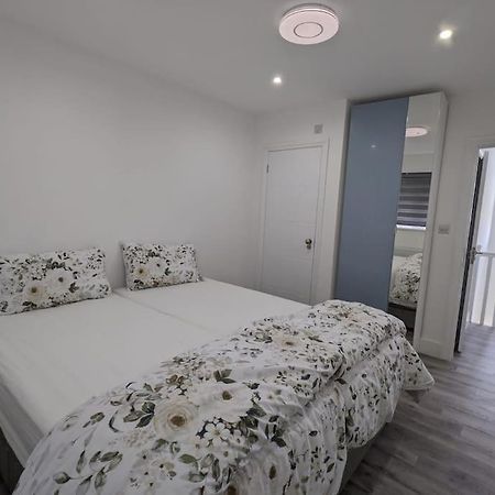 טוויקנהאם Beautiful 3 Bedroom House In London -Ensuite Bed Room מראה חיצוני תמונה