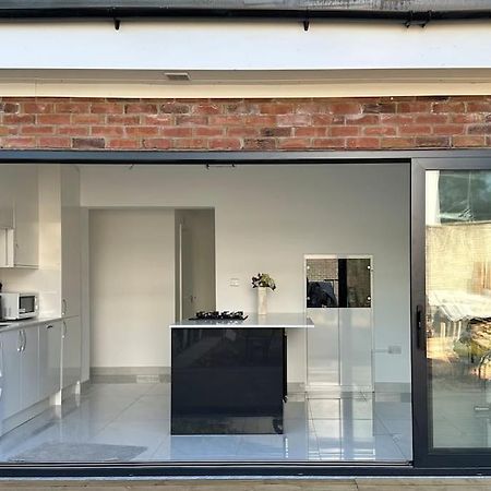 טוויקנהאם Beautiful 3 Bedroom House In London -Ensuite Bed Room מראה חיצוני תמונה