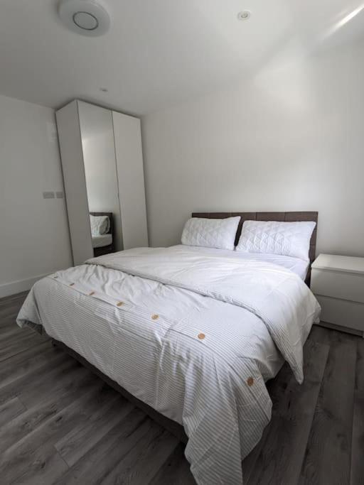 טוויקנהאם Beautiful 3 Bedroom House In London -Ensuite Bed Room מראה חיצוני תמונה