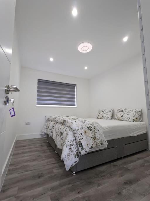 טוויקנהאם Beautiful 3 Bedroom House In London -Ensuite Bed Room מראה חיצוני תמונה