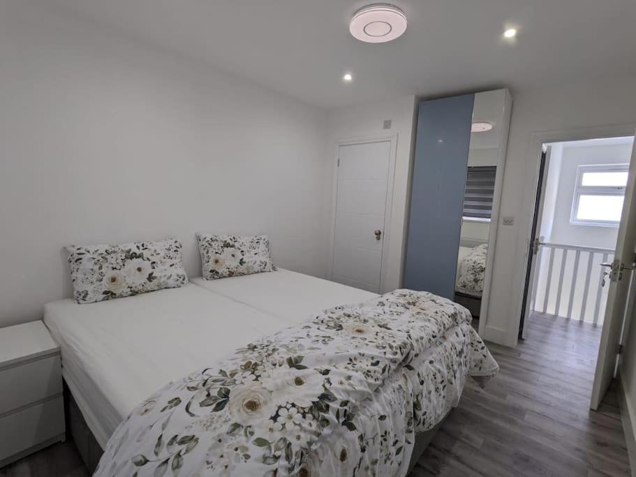 טוויקנהאם Beautiful 3 Bedroom House In London -Ensuite Bed Room מראה חיצוני תמונה