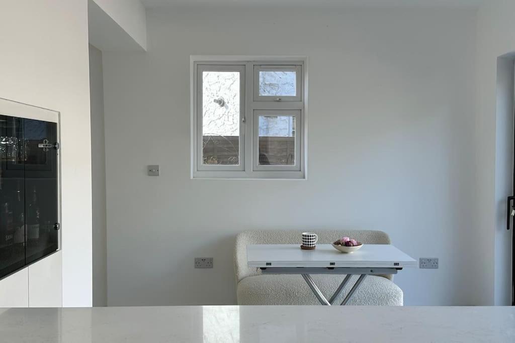 טוויקנהאם Beautiful 3 Bedroom House In London -Ensuite Bed Room מראה חיצוני תמונה