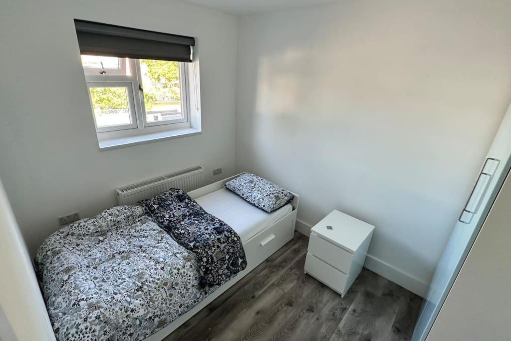 טוויקנהאם Beautiful 3 Bedroom House In London -Ensuite Bed Room מראה חיצוני תמונה