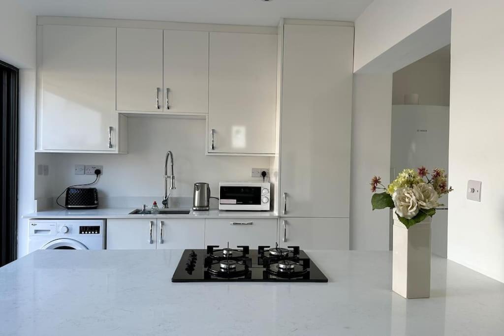 טוויקנהאם Beautiful 3 Bedroom House In London -Ensuite Bed Room מראה חיצוני תמונה