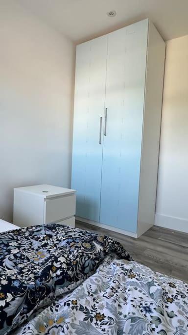 טוויקנהאם Beautiful 3 Bedroom House In London -Ensuite Bed Room מראה חיצוני תמונה