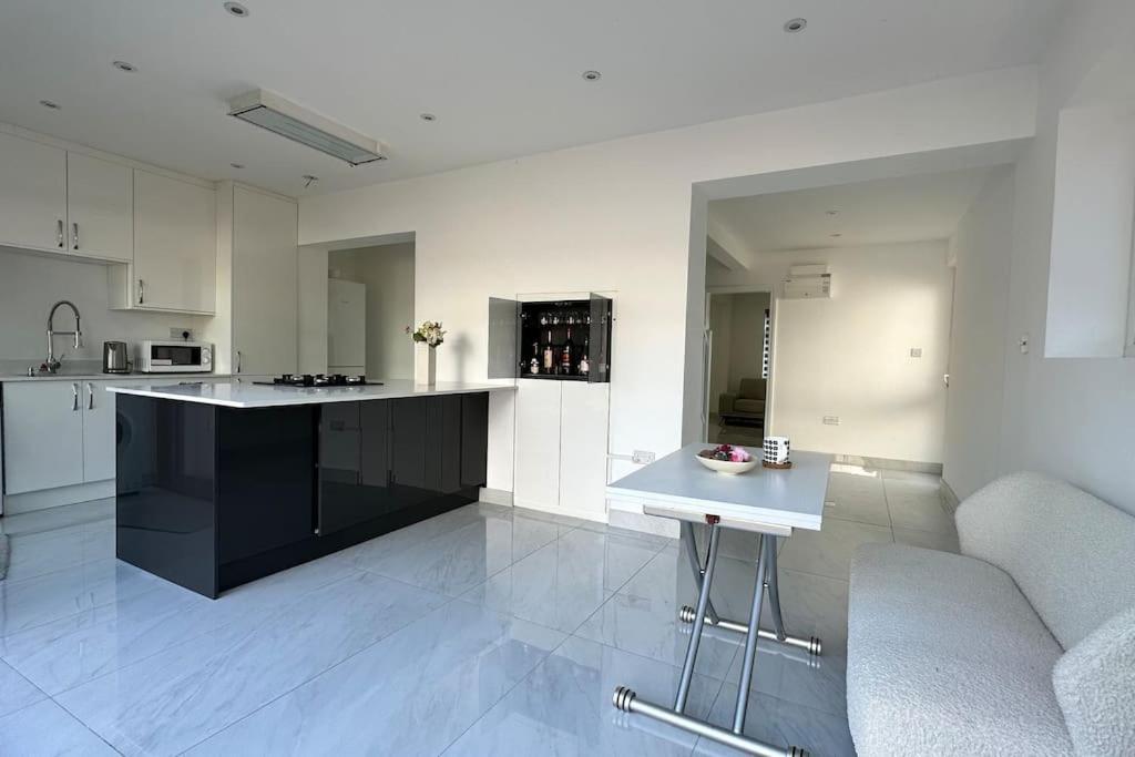 טוויקנהאם Beautiful 3 Bedroom House In London -Ensuite Bed Room מראה חיצוני תמונה