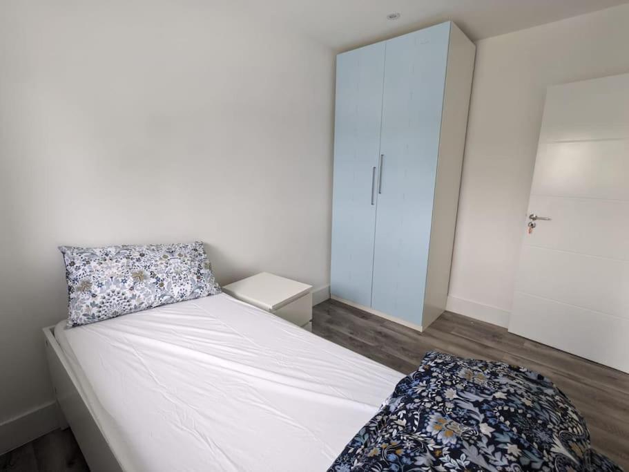 טוויקנהאם Beautiful 3 Bedroom House In London -Ensuite Bed Room מראה חיצוני תמונה