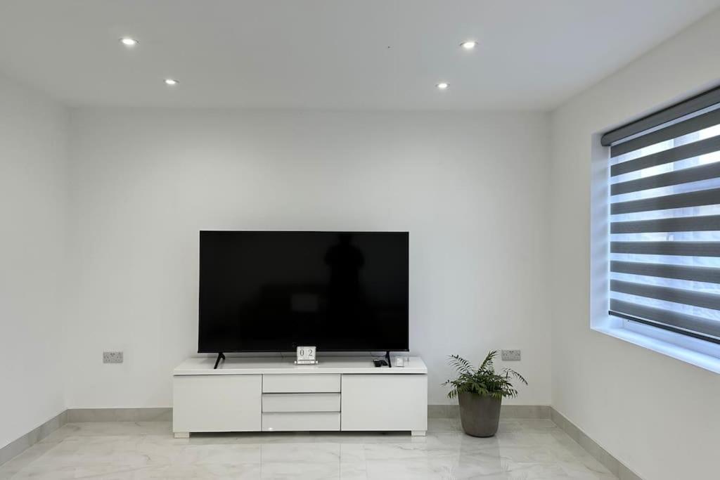 טוויקנהאם Beautiful 3 Bedroom House In London -Ensuite Bed Room מראה חיצוני תמונה