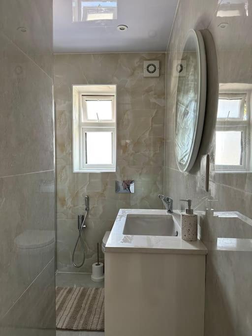 טוויקנהאם Beautiful 3 Bedroom House In London -Ensuite Bed Room מראה חיצוני תמונה